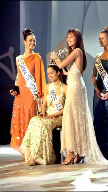 Helen Lindes coronando a Miss España 2001 Helen Lindes coronando a Miss España 2001