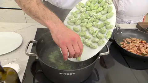 Sazónala, introduce los ñoquis poco a poco Sazónala, introduce los ñoquis poco a poco