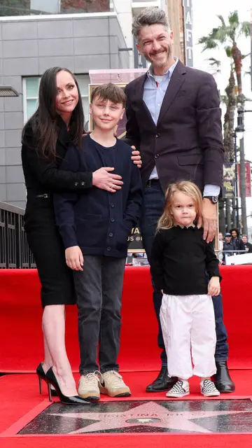 Christina Ricci con su marido Mark Hampton y sus hijos Freddie y Cleopatra al recibir su estrella en el Paseo de la Fama Christina Ricci con su marido Mark Hampton y sus hijos Freddie y Cleopatra al recibir su estrella en el Paseo de la Fama