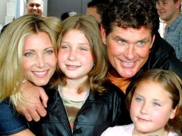 David Hasselhoff y Pamela Bach-Hasselhoff con sus hijas