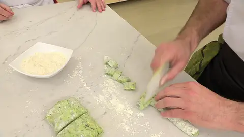 Córtalos en trozos de unos 3 centímetros Córtalos en trozos de unos 3 centímetros