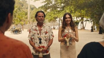 Aimee Lou Wood y Walton Goggins en la tercera temporada de The White Lotus