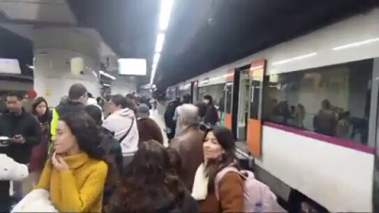 Una aver&iacute;a el&eacute;ctrica en la R2 Sud deja a los pasajeros varados en las v&iacute;as entre Vilanova y Sitges
