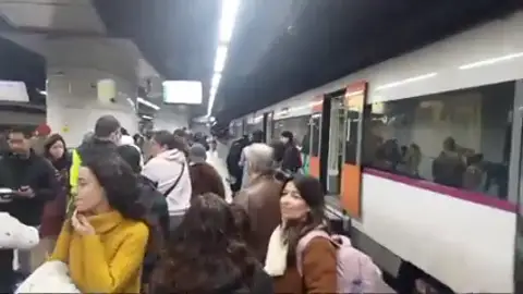 Una avería eléctrica en la R2 Sud deja a los pasajeros varados en las vías entre Vilanova y Sitges Una avería eléctrica en la R2 Sud deja a los pasajeros varados en las vías entre Vilanova y Sitges