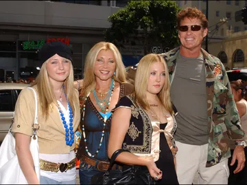 David Hasselhoff y Pamela Bach-Hasselhoff con sus hijas David Hasselhoff y Pamela Bach-Hasselhoff con sus hijas