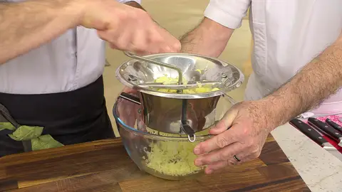 Pela las patatas, trocéalas y pásalas por el pasa purés a un bol Pela las patatas, trocéalas y pásalas por el pasa purés a un bol