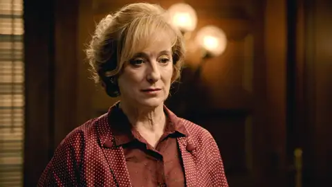 Irene sigue las instrucciones de su hermano y le echa un somnífero en la bebida a Joaquín Irene sigue las instrucciones de su hermano y le echa un somnífero en la bebida a Joaquín