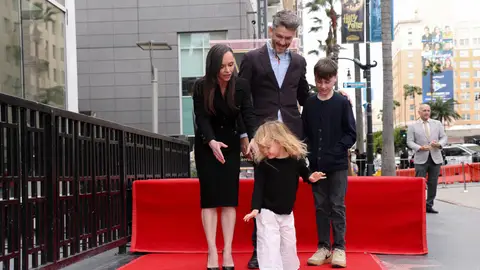 Christina Ricci con su marido Mark Hampton y sus hijos Freddie y Cleopatra al recibir su estrella en el Paseo de la Fama Christina Ricci con su marido Mark Hampton y sus hijos Freddie y Cleopatra al recibir su estrella en el Paseo de la Fama