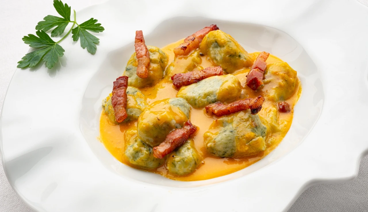 Ñoquis de espinaca rellenos de queso a la carbonara