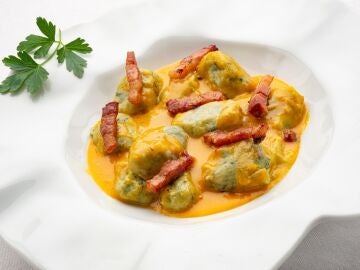 Ñoquis de espinaca rellenos de queso a la carbonara