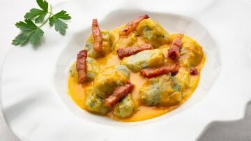 Ñoquis de espinaca rellenos de queso a la carbonara