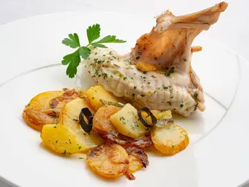 Rape asado con patatas panadera, de Arguiñano: "Vas a ver qué sensación de plato de 10" Rape asado con patatas panadera, de Arguiñano: "Vas a ver qué sensación de plato de 10"