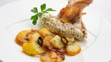 Rape asado con patatas panadera, de Arguiñano: "Vas a ver qué sensación de plato de 10"