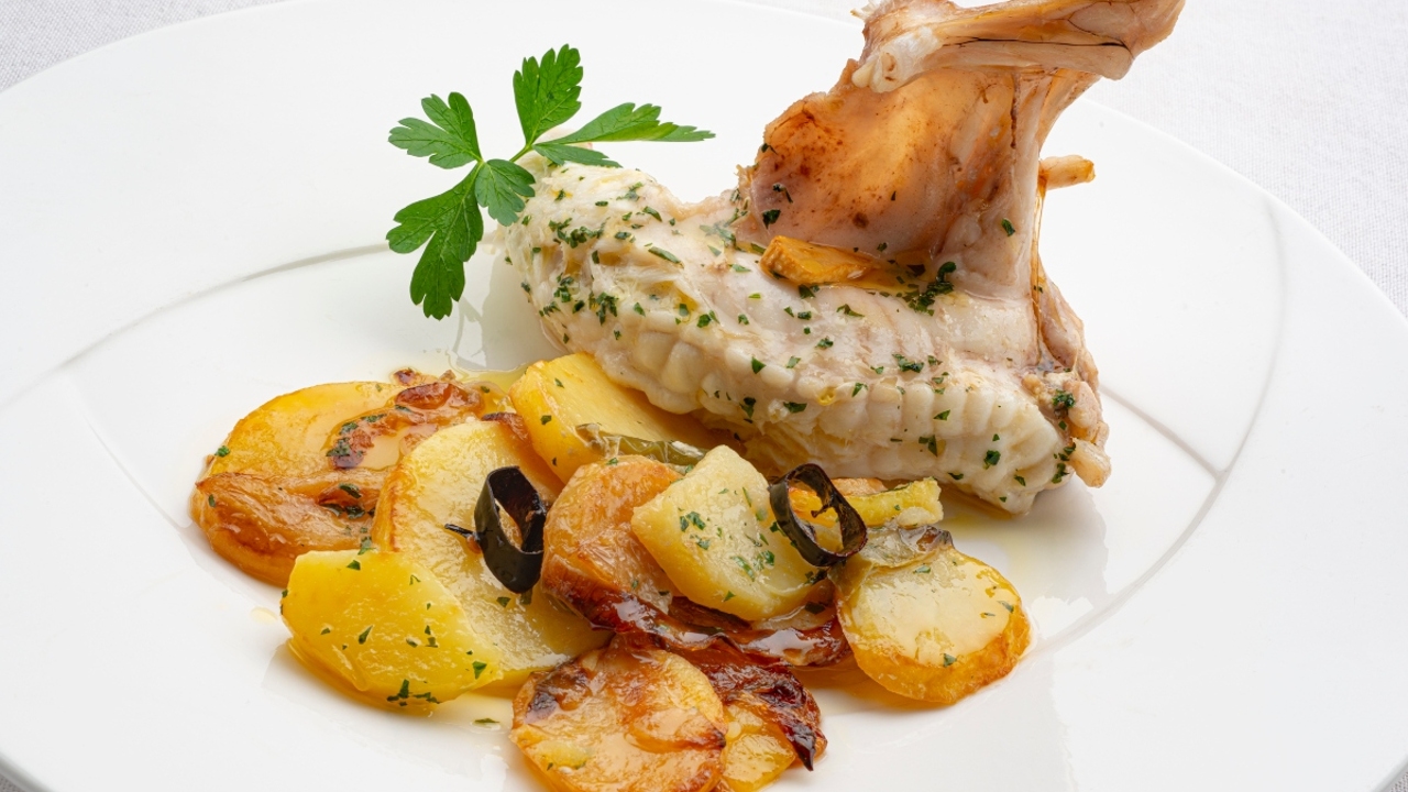 Rape asado con patatas panadera, la receta elegante y ligera de Karlos Arguiñano Rape asado con patatas panadera, la receta elegante y ligera de Karlos Arguiñano