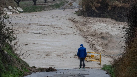 Un hombre observa junto una carretera que une el municipio de Cehegín Un hombre observa junto una carretera que une el municipio de Cehegín