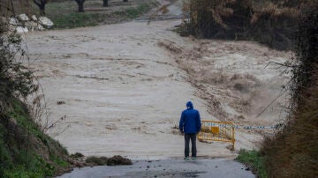 Un hombre observa junto una carretera que une el municipio de Cehegín