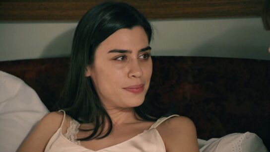 Mar&iacute;a le cuenta a Julia que se marchar&aacute; de casa de la Reina pero ella le pide que se quede