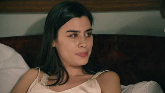 María le cuenta a Julia que se marchará de casa de la Reina pero ella le pide que se quede María le cuenta a Julia que se marchará de casa de la Reina pero ella le pide que se quede