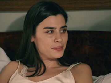 Mar&iacute;a le cuenta a Julia que se marchar&aacute; de casa de la Reina pero ella le pide que se quede