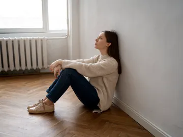 Una mujer que se siente sola Una mujer que se siente sola