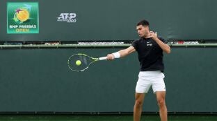 Carlos Alcaraz entrenando en las pistas del Master de Indian Wells