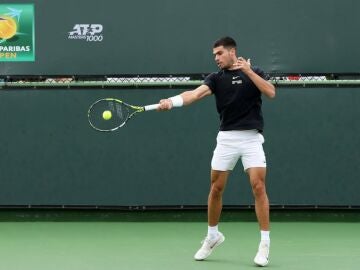 Carlos Alcaraz entrenando en las pistas del Master de Indian Wells