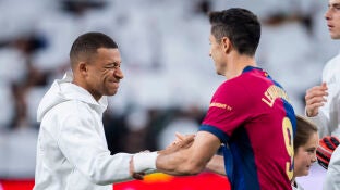 Mbapp&eacute; y Lewandowski se saludan en el Cl&aacute;sico de Liga