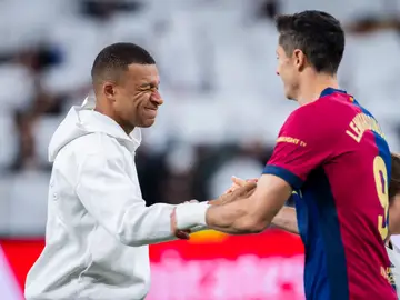 Mbappé y Lewandowski se saludan en el Clásico de Liga Mbappé y Lewandowski se saludan en el Clásico de Liga