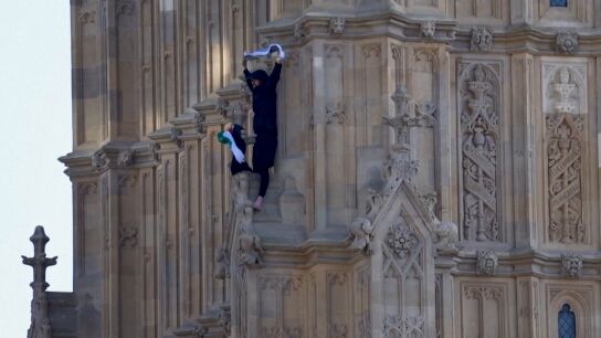 Imagen de un hombre encaramado al Big Ben manifest&aacute;ndose a favor de Palestina.