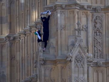 Imagen de un hombre encaramado al Big Ben manifestándose a favor de Palestina.