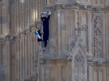 Imagen de un hombre encaramado al Big Ben manifestándose a favor de Palestina. Imagen de un hombre encaramado al Big Ben manifestándose a favor de Palestina.