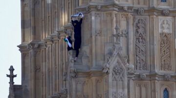 Imagen de un hombre encaramado al Big Ben manifestándose a favor de Palestina.