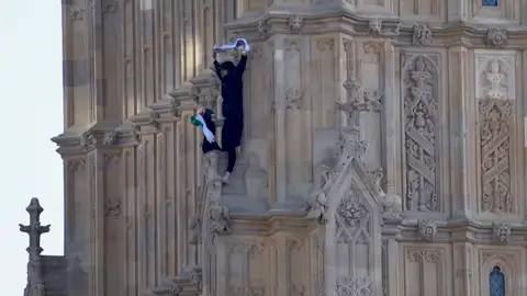 Imagen de un hombre encaramado al Big Ben manifestándose a favor de Palestina. Imagen de un hombre encaramado al Big Ben manifestándose a favor de Palestina.