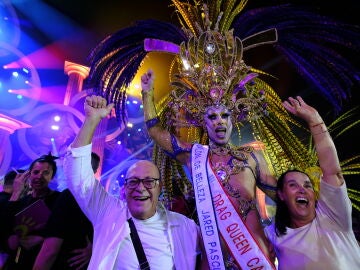 Drag Armek (Pedro Llomar Miranda González), nuevo Drag Queen del Carnaval de Las Palmas de Gran Canaria, recibe la felicitación de sus padres. 