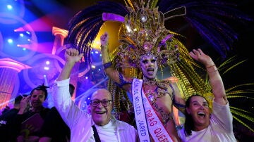 Drag Armek (Pedro Llomar Miranda González), nuevo Drag Queen del Carnaval de Las Palmas de Gran Canaria, recibe la felicitación de sus padres. 