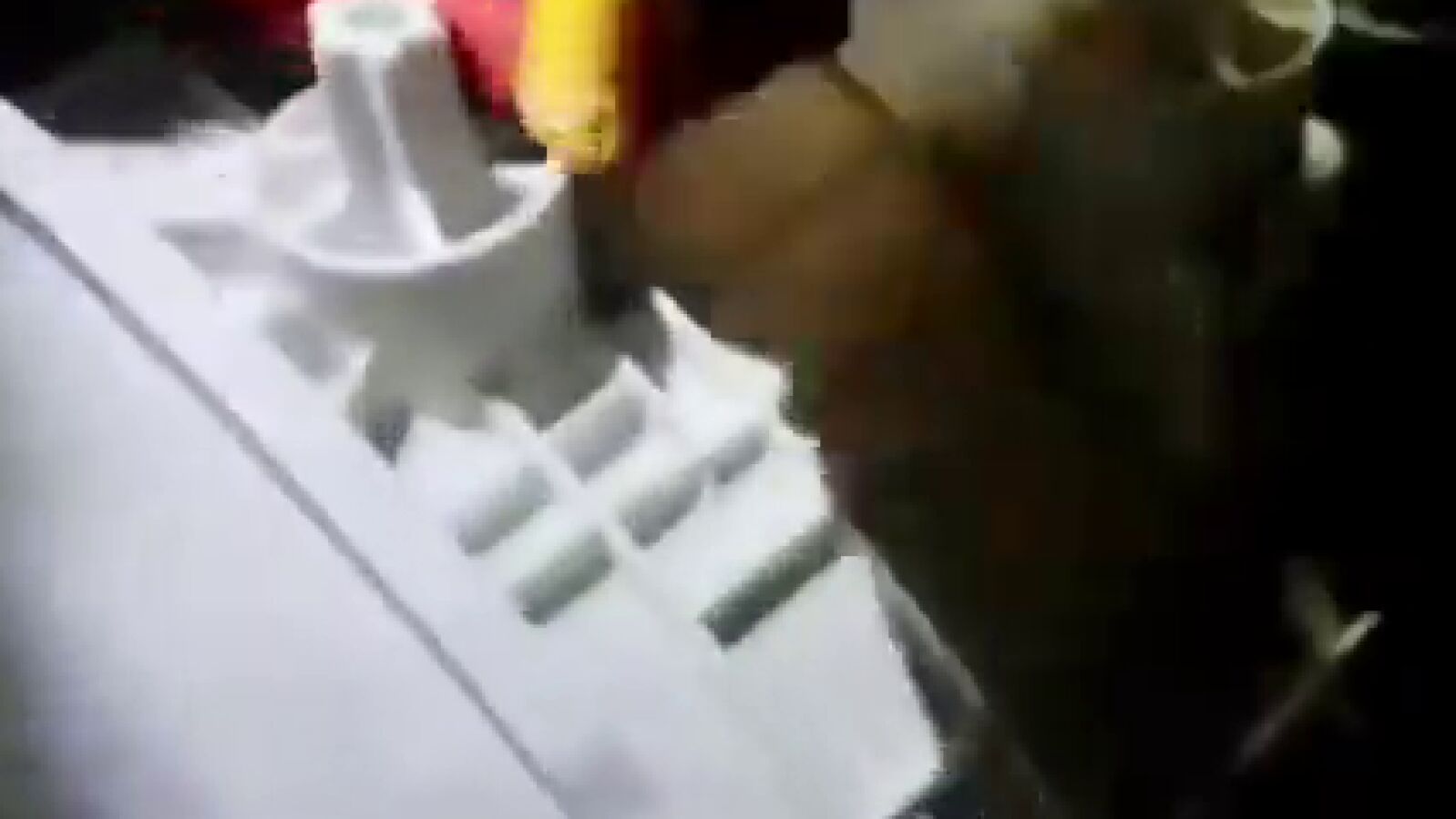 VÍDEO | El momento en el que rescatan a una niña de 8 años con las piernas atrapadas en una lavadora en Vélez-Málaga