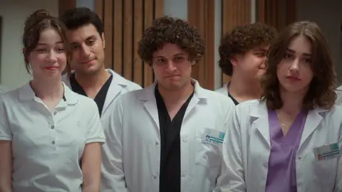 La emotiva sorpresa que hace llorar a Bahar y le recuerda que no está sola: "Buenos días, mi primavera" La emotiva sorpresa que hace llorar a Bahar y le recuerda que no está sola: "Buenos días, mi primavera"