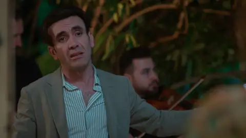 "Me abandonaron": Timur, borracho y hundido, hace el ridículo en la mansión de Bahar "Me abandonaron": Timur, borracho y hundido, hace el ridículo en la mansión de Bahar