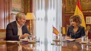 Clavijo se re&uacute;ne este lunes en Madrid con Mar&iacute;a Jes&uacute;s Montero para la financiaci&oacute;n al reparto de menores migrantes