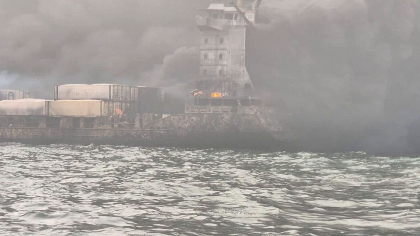 VÍDEO: Chocan un buque de carga y un petrolero con 32 rescatados en la costa de Reino Unido
