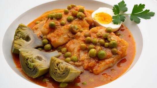Cazuela de bacalao con guisantes y alcachofas, un plato muy completo de Karlos Argui&ntilde;ano