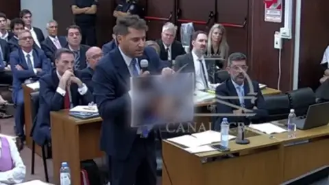 El fiscal muestra una foto de Maradona en su lecho de muerte El fiscal muestra una foto de Maradona en su lecho de muerte