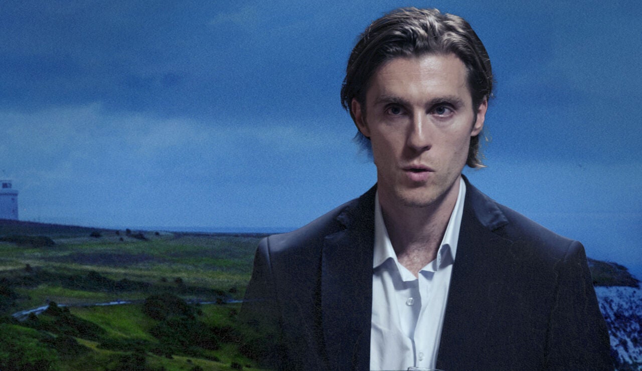 Jack Farthing es Tom en La mujer del asesino, el esposo de Beth y el principal sospechoso