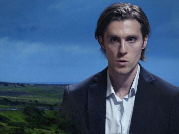 Jack Farthing es Tom en La mujer del asesino, el esposo de Beth y el principal sospechoso