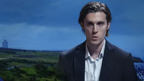 Jack Farthing es Tom en La mujer del asesino, el esposo de Beth y el principal sospechoso Jack Farthing es Tom en La mujer del asesino, el esposo de Beth y el principal sospechoso