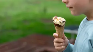 Niño comiendo un cucurucho de helado Niño comiendo un cucurucho de helado