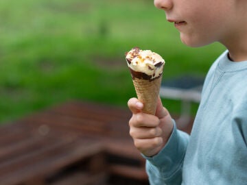 Niño comiendo un cucurucho de helado