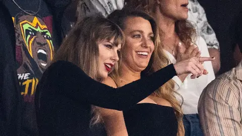 Taylor Swift y Blake Lively Taylor Swift y Blake Lively