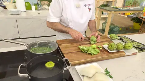 Pela las alcachofas, córtales la punta e introdúcelas en la cazuela Pela las alcachofas, córtales la punta e introdúcelas en la cazuela