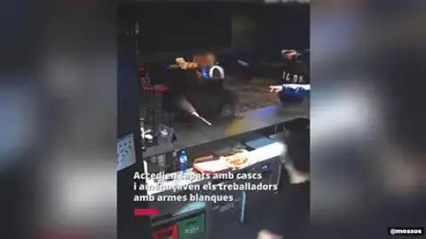 Desmantelado un grupo criminal al que se le atribuyen al menos nueve robos violentos a establecimientos comerciales en Barcelona Desmantelado un grupo criminal al que se le atribuyen al menos nueve robos violentos a establecimientos comerciales en Barcelona